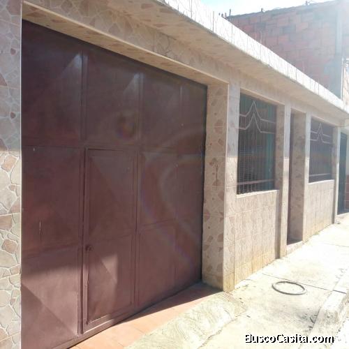 Amplia casa de platabanda