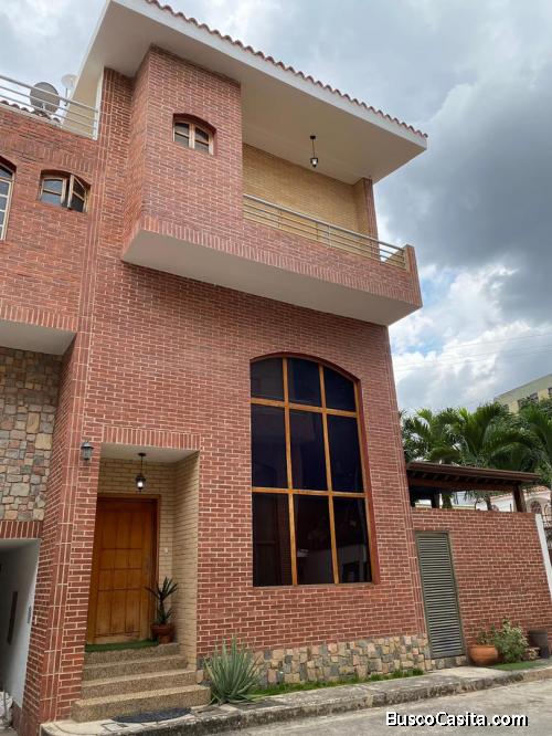EN VENTA TOWNHOUSE EN AGUA BLANCA, RESD. CAMPO ALEGRE, VALENCIA
