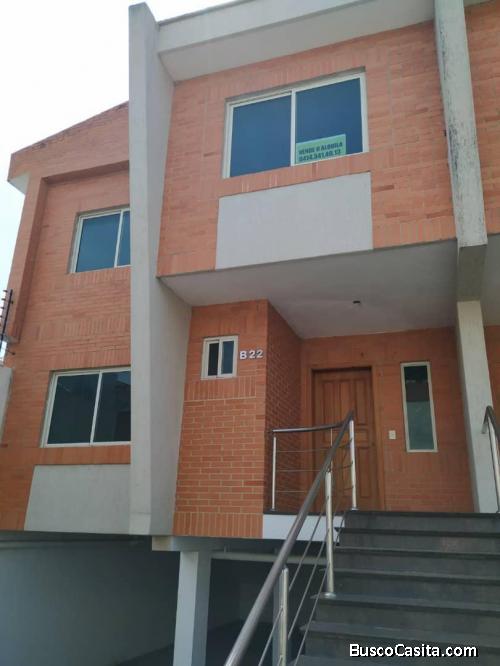 Eglée Suárez vende en Mañongo TH en Doral Park obra blanca