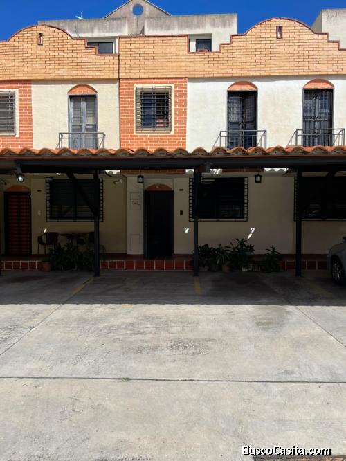 Eglée Suárez vende townhouse en Tazajal 