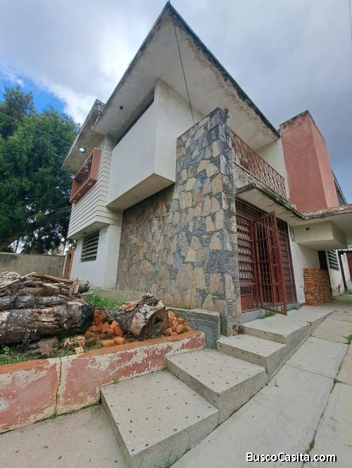 Eglée Suárez vende Casa a REMODELAR, ubicada en el viñedo 