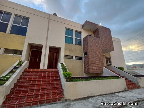 Eglée Suárez Vende Apartovilla en Conjunto Residencial Altos de Aricagua, Naguanagua