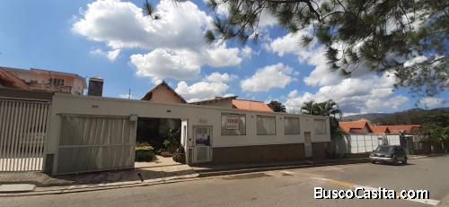 Eglée Suárez Vende Moderna Casa de una sola planta en Altos de Guataparo. 