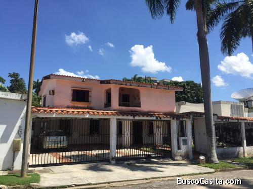 Eglée Suárez Vende Moderna Casa en Urbanización La Viña. 