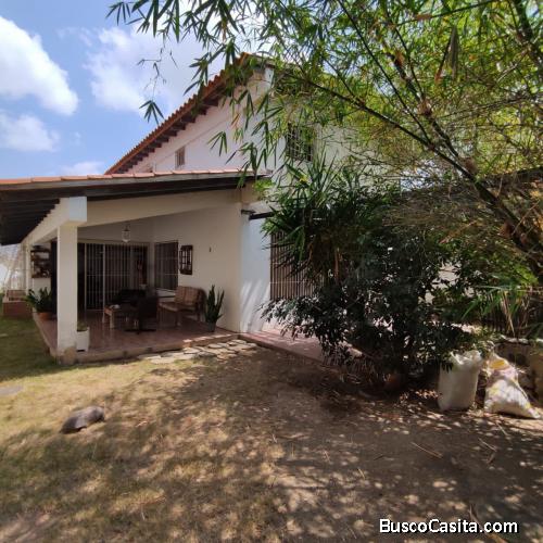 AMPLIO Y BONITO THOWHOUSE EN COLINAS DEL TURBIO.