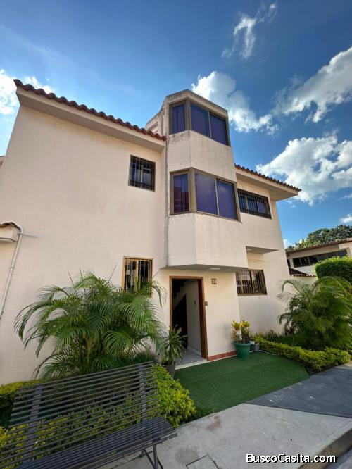 ESPECTACULAR CASA QUINTA DE 3 NIVELES EN UN EXCLUSIVO URBANISMO PRIVADO AL OESTE DE LA CIUDAD