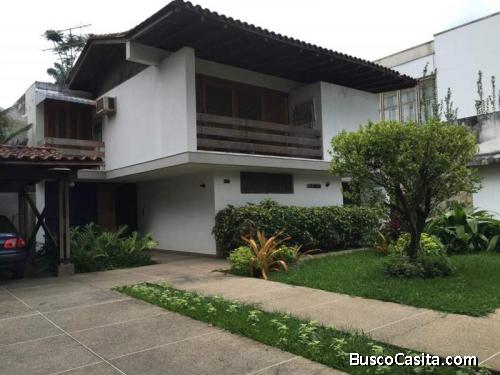 Eglée Suárez Vende Casa de Dos Niveles en La Salle, Guaparo. 
