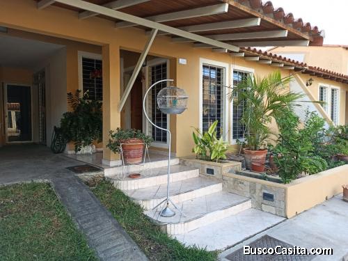 Bella Casa De Dos Niveles En Urbanización Privada