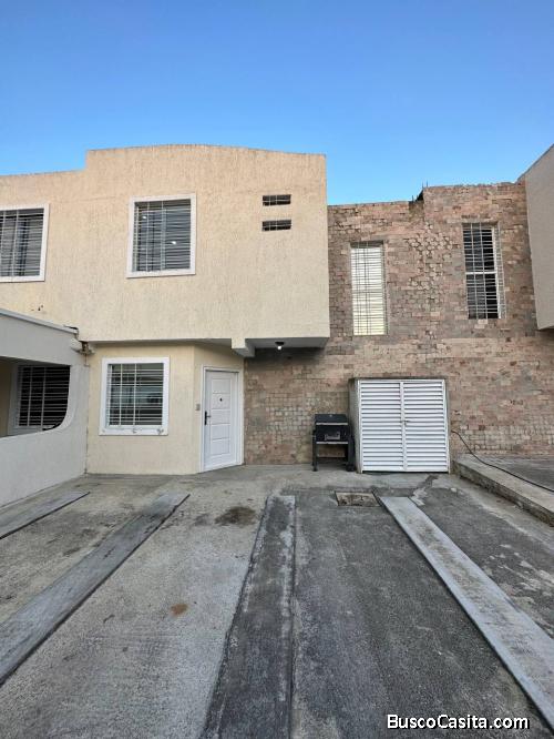 EN VENTA ESPECTACULAR Y MODERNO TOWNHOUSE, AMOBLADO Y EQUIPADO EN URB PRIVADA CERCA DE LA RIBEREÑA