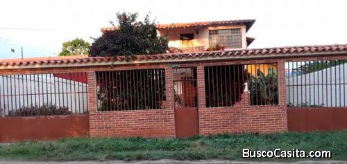 Oportunidad única! Viva con comodidad y seguridad: Casa con 8 habitaciones y 6 baños en venta