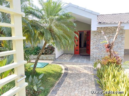 SE VENDE CASA EN COLINAS DE GUATAPARO