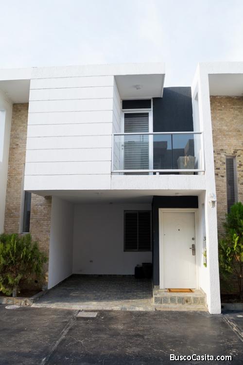 Townhouse, Venta, Villa Niza 2, Sector El Perú, San Francisco, Venezuela.