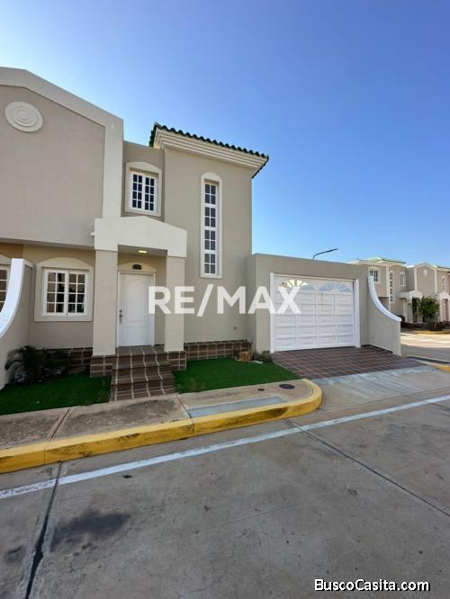 Townhouse En Venta. Lago Country III. Remax Millenium