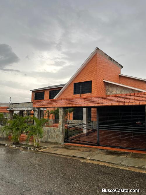 Edna Uzcategui VENDE  CASA EN LA URBANIZACION ALTOS DE GUATAPARO 