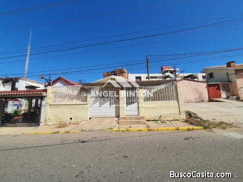 CASA EN VENTA EN AV 8 SANTA RITA MARACAIBO SWUETTER API 3998
