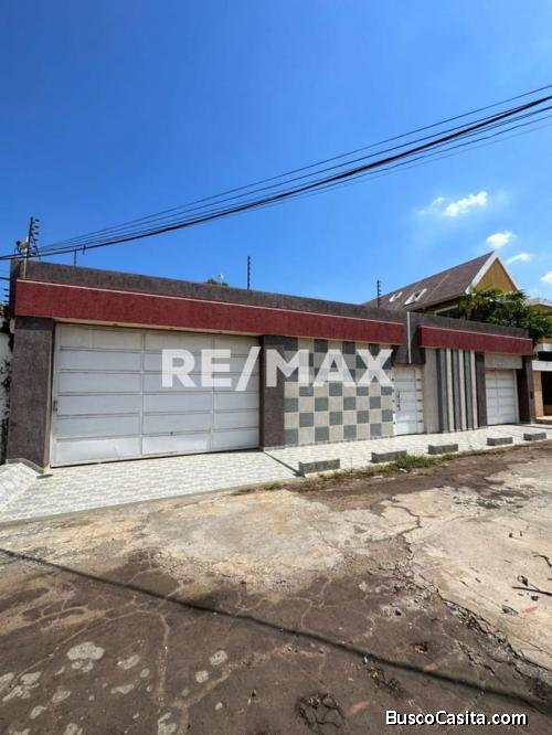 Casa De Dos Plantas En Venta. Remax Millenium