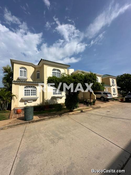 Townhouse en Venta. Villa Lago Country II. Remax Millenium