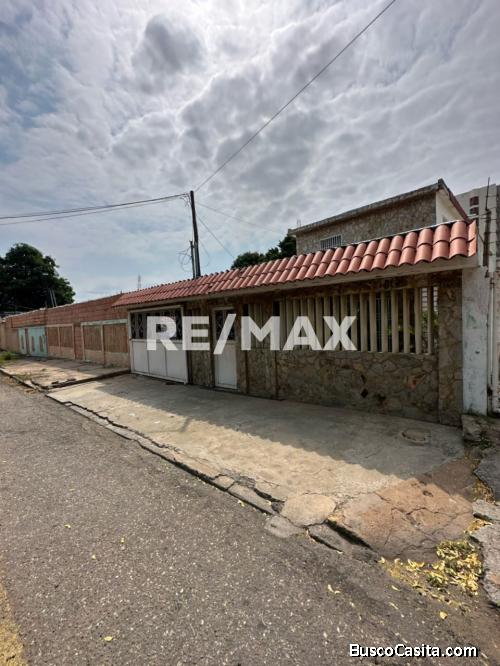 TownHouseVenta Sect. Las Tarabas Remax Millenium