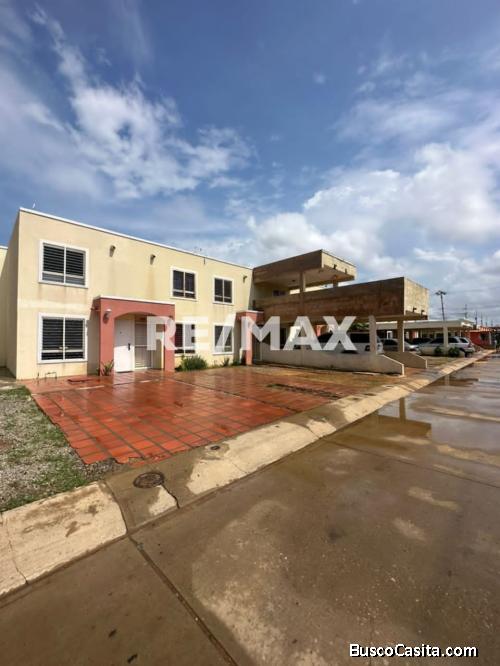 Townhouse Urb. Caminos De La Lagunita. Remax Millenium