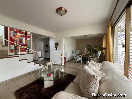 En Venta Aparto-quinta ubicada en la Urb. El Parral. Calle Cerrada.