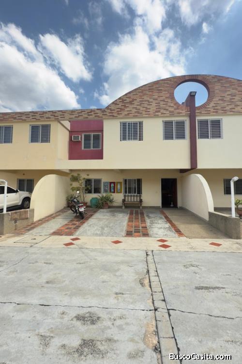 TOWNHOUSE UBICADO EN LA URBANIZACION EL BOSQUE VALENCIA 
