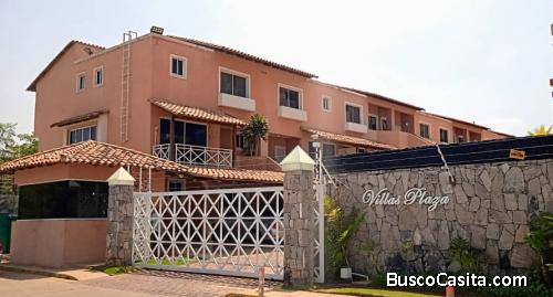 Se vende Town house en el C. R. Villa Plaza, calle Arismendi de Lechería