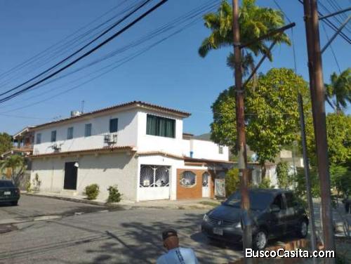 VENDO EXCELENTE CASA 2 PLANTAS ESQUINA ZONA MUY COMERCIAL FRENTE AV. DON JULIO CENTENO SAN DIEGO