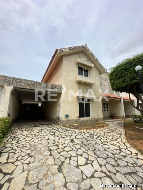 Townhouse en Venta. Villa Alablanca Av. Fuerzas Armadas. Remax Millenium