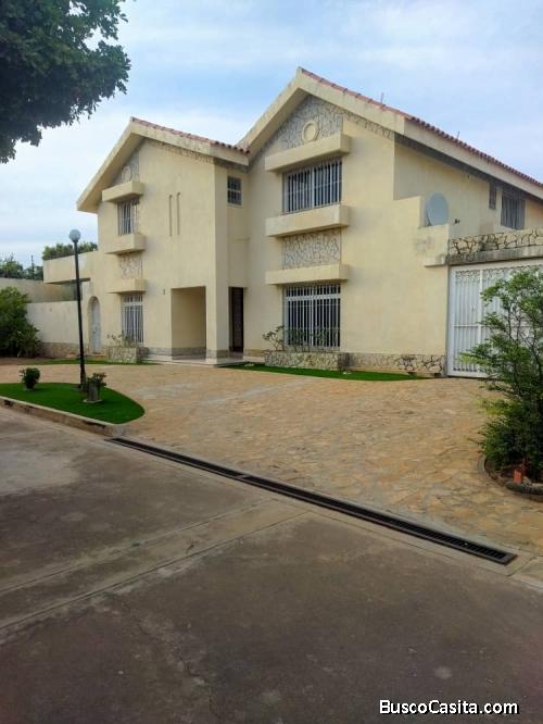 Vendo TH con piscina ubicado en la av. Fuerzas Armadas Maracaibo