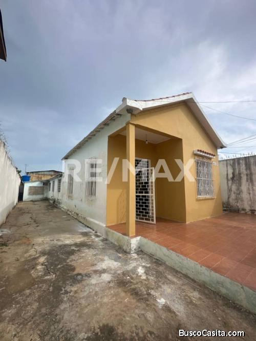 Casa Comercial y galpón en Venta Urb. Urdaneta, Remax Millenium