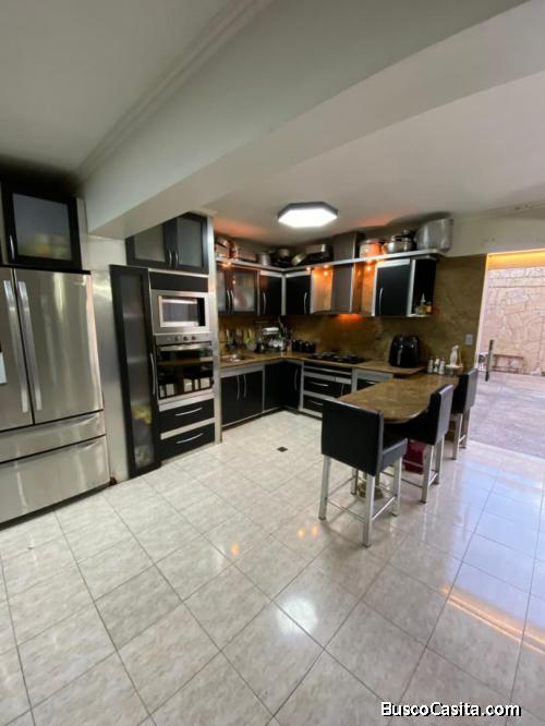 Casa amplia y remodelada con 3 hab., 4 baños y family room en La Mora, Cabudare