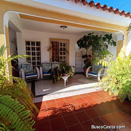 Cómoda Casa de 2 Niveles con Anexo, ubicada en Urb Los Apamates, Guacara