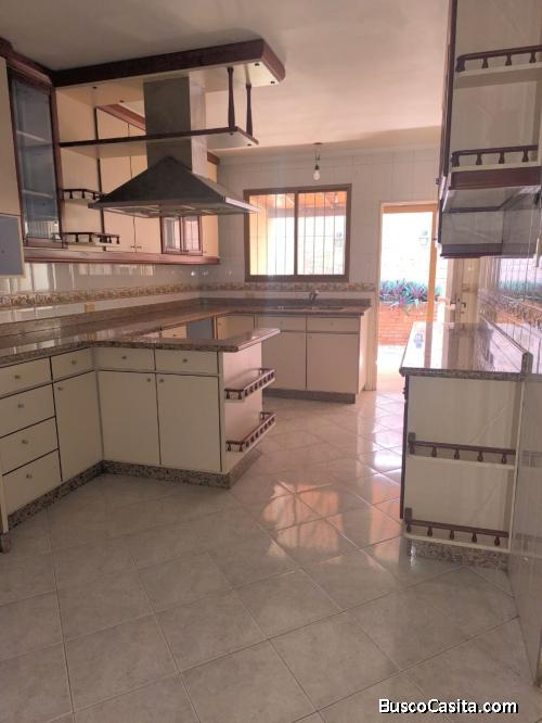 Casa En Venta En La Rosaleda Villas Del Morro 1 Con Parrillera Y Planta De Ozono 240.000$