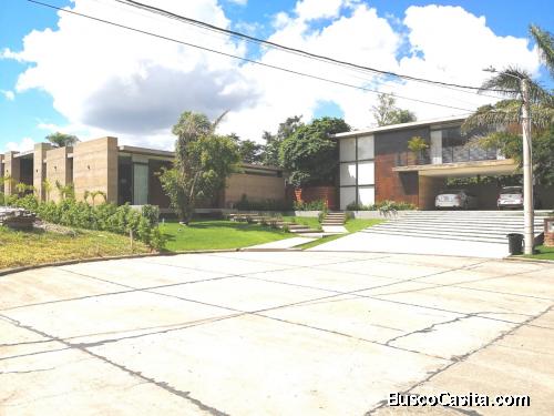 En Venta Casa, 4 Suites, Condominio Urubó Sierra