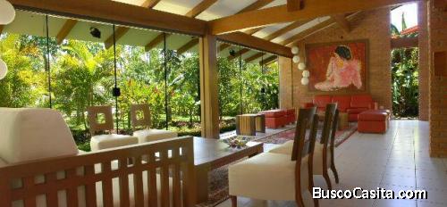 En Venta Casa, 4 Dormitorios, Condominio Exclusivo, Zona Sur Entre 5to y 6to Anillo