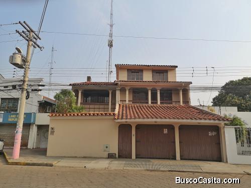 BONITA CASA EN VENTA  ZONA SECUNDO ANILLO CALLE CHARCAS