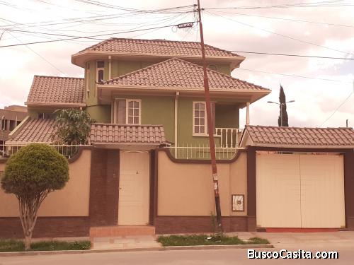 EN VENTA CASA DE DISEÑO EXCLUSIVO Y UBICACIÓN INMEJORABLE