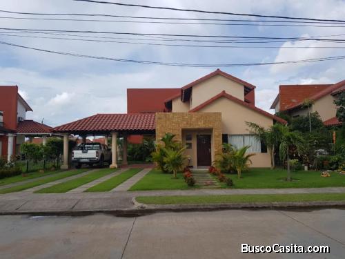 HERMOSA CASA EN VENTA POR MOTIVO DE VIAJE, EN EXCLUSIVO CONDOMINIO DEL URUBO
