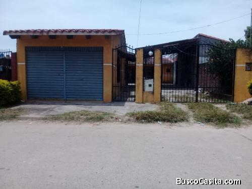 CASA EN VENTA Y/O ANTICRETICO EN WARNES SATELITE NORTE