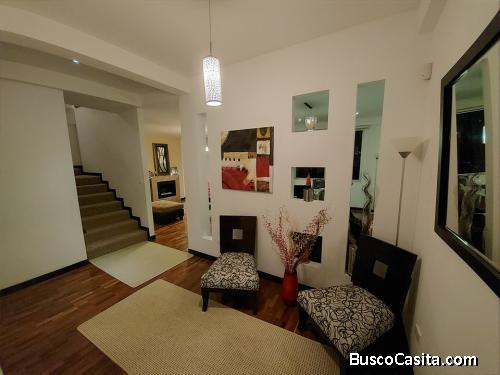 Casa de 4 pisos con apartamento incluido.