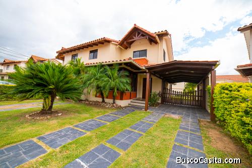 Casa en Venta Con Patio Amplio y Dependencia Completa
