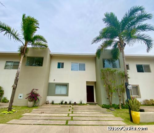 CASA EN VENTA EN SANTA CRUZ, CONDOMINIO VITORNO 3