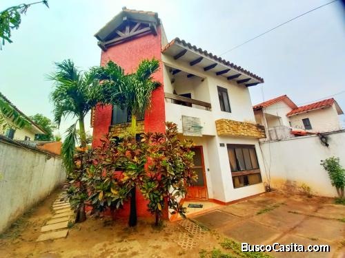 CASA DE 5 DORM. EN VENTA 8VO ANILLO AV. VIRGEN DE COTOCA. POR DEBAJO DEL AVALÚO