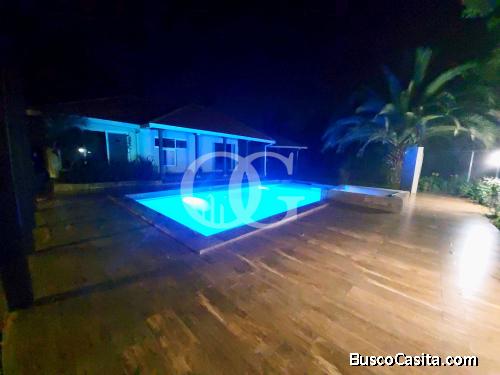 Lujosa Casa en Venta con Piscina Atemperada