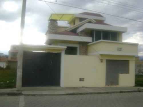 SE  VENDE  BONITA  CASA EN OTAVALO