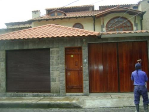 SE VENDE BONITA CASA EN OTAVALO EN LA CIUDADELA 31 DE OCTUBRE  