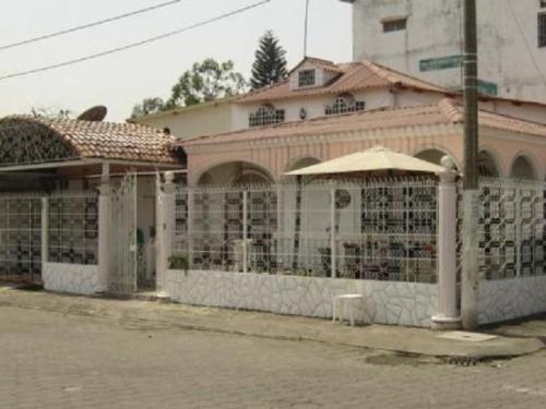 Casa esquinera de lujo, ubicada en Alborada 11 Etapa 