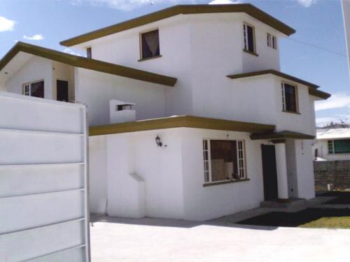 VENDO CASA MITAD DEL MUNDO (SAN ANTONIO DE PICHINCHA)