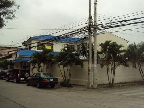 VENDO PRECIOSA Y AMPLIA CASA ESQUINERA EN KENNEDY NORTE, DE 2 PLANTAS