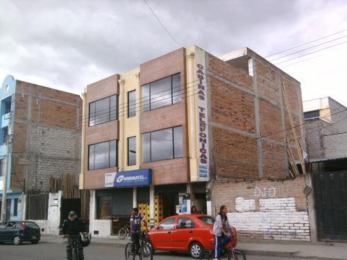 VENDO LINDA CASA DE TRES PLANTAS UBICADA CERCA AL TERMINAL TERRESTRE DE OTAVALO